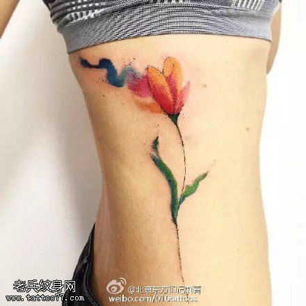 侧腹的花卉纹身图案