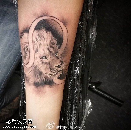 手臂可爱的小狮子纹身图案