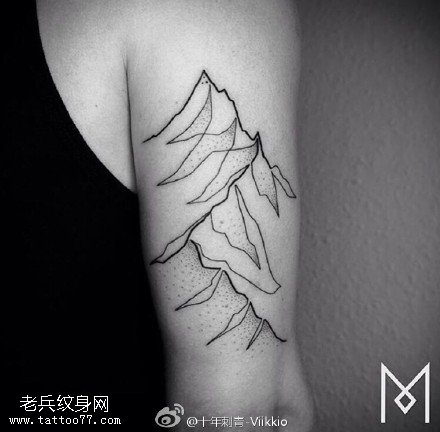 胳膊上的小山纹身图案