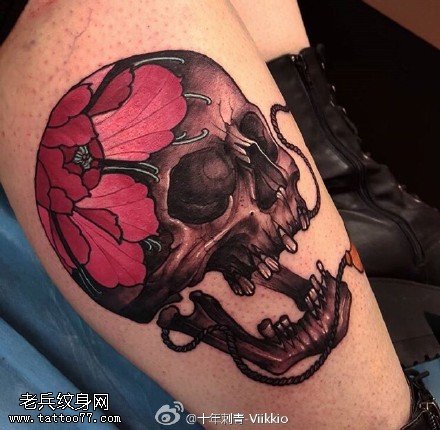 大腿的牡丹骷髅纹身图案