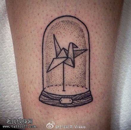 小腿上的千纸鹤纹身图案