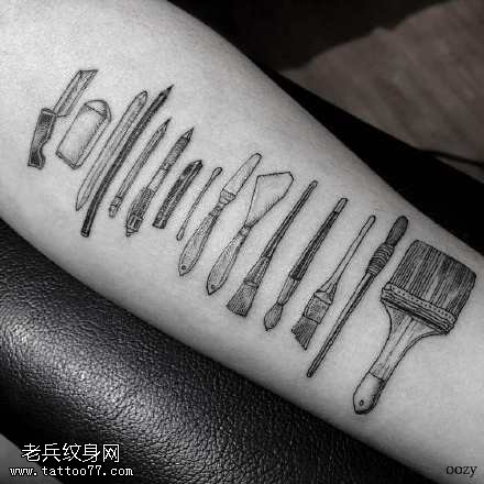 手臂各种工具纹身图案