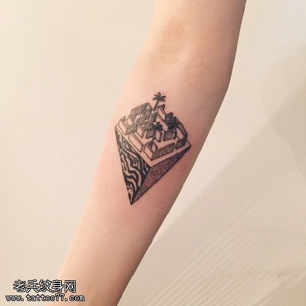 手臂上的立体图纹身图案