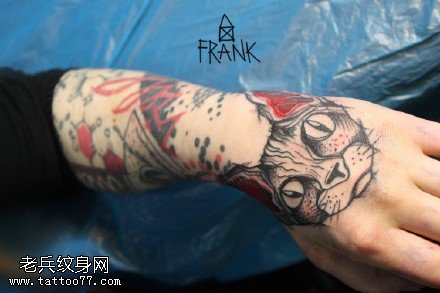 手臂水墨猫纹身图案