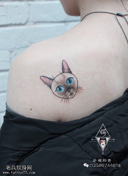 肩部的猫咪纹身图案