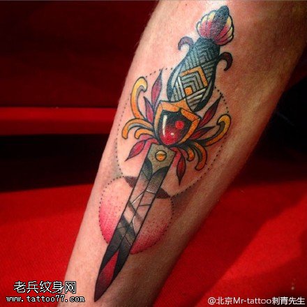 小腿漂亮的短剑纹身图案