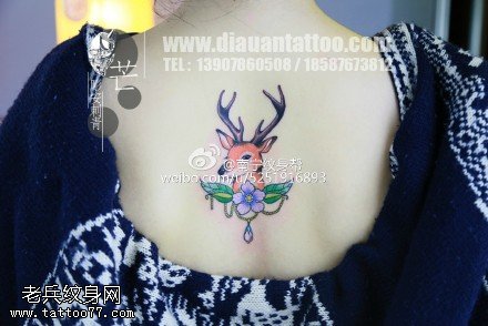 背部的小花鹿纹身图案
