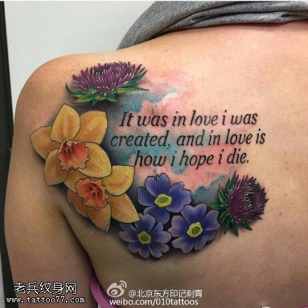 肩膀漂亮的字符花卉纹身图案