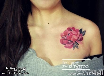 肩膀经典的花卉纹身图案