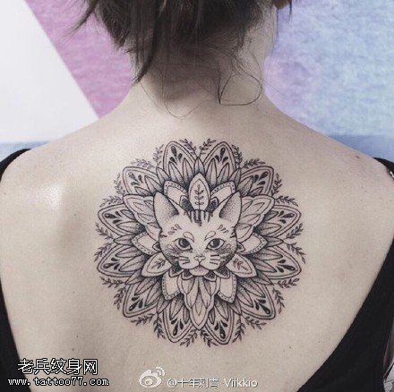 背部的万花筒猫纹身图案