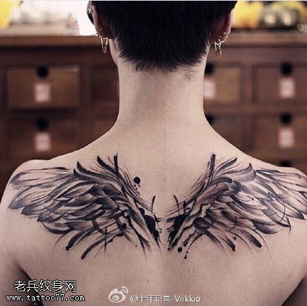 背部水墨翅膀纹身图案