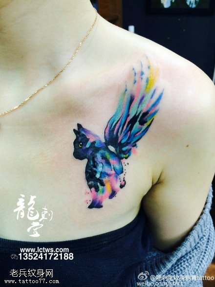 肩部飞翔的猫纹身图案