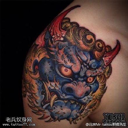 肩部的狮子纹身图案