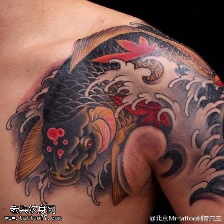 肩膀的锦鲤枫叶纹身图案