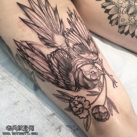 腿部点刺的鸟儿纹身图案