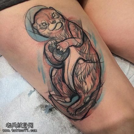 大腿上的小浣熊纹身图案