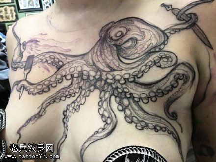 胸前的大章鱼纹身图案