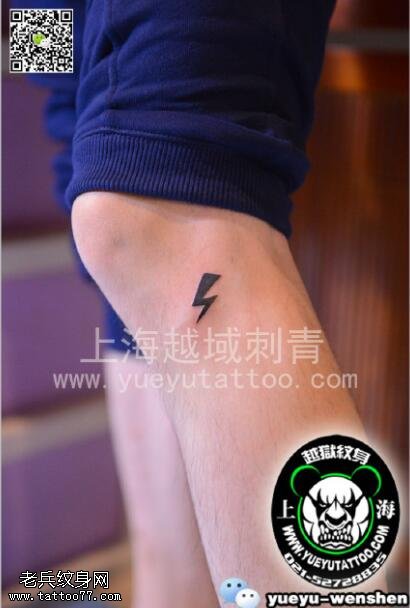 腿部的闪电纹身图案