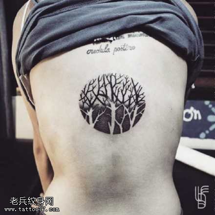 背部的树干纹身图案