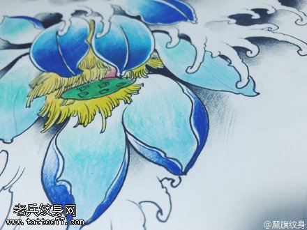 彩绘的莲花纹身图案