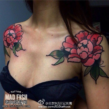 肩膀的牡丹花纹身图案