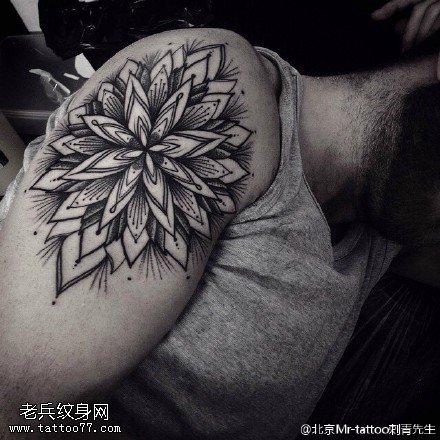 肩膀线条梵花纹身图案