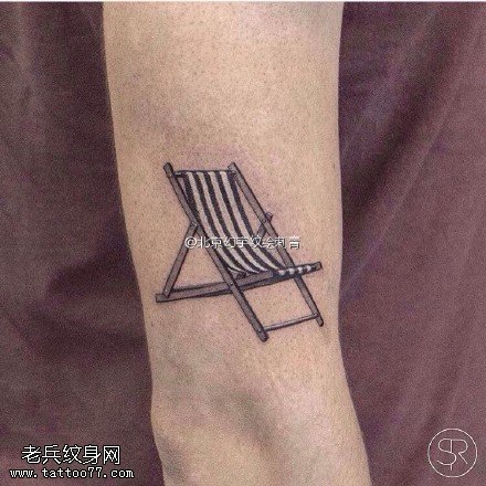 胳膊上的躺椅纹身图案