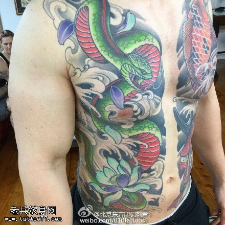 胸前的青龙纹身图案