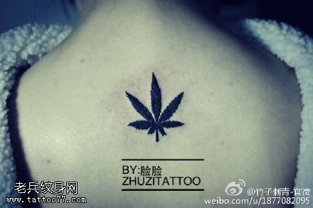 背部的枫叶纹身图案