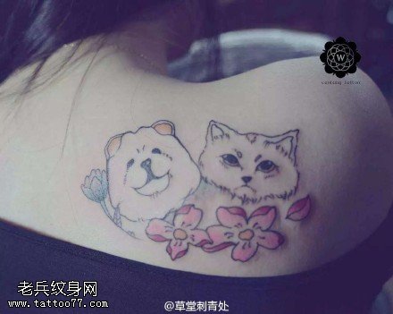 肩部的狗狗猫咪纹身图案