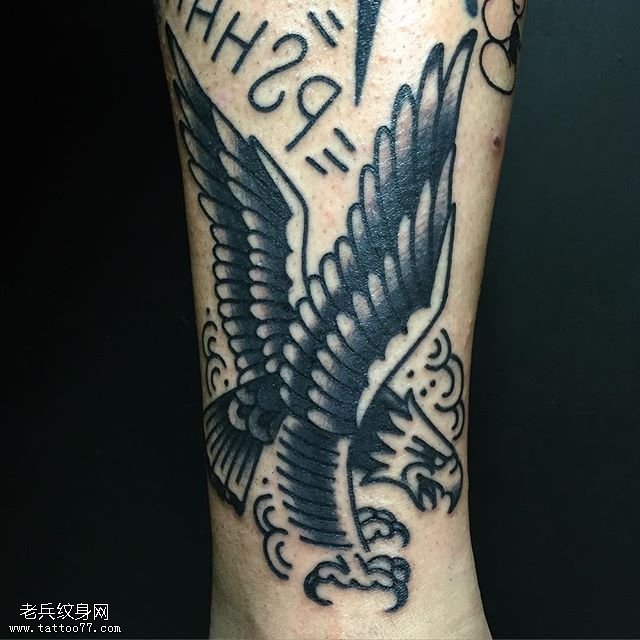 小腿点刺的老鹰纹身图案