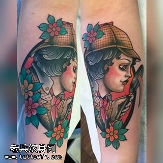 小腿彩绘的小姑娘纹身图案