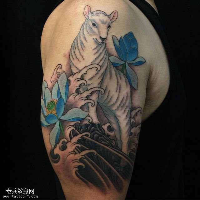 肩部的羊莲花纹身图案