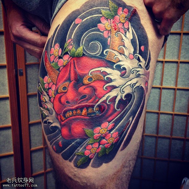 大腿上的红色般若纹身图案