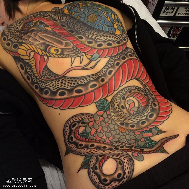 背部大花蛇纹身图案