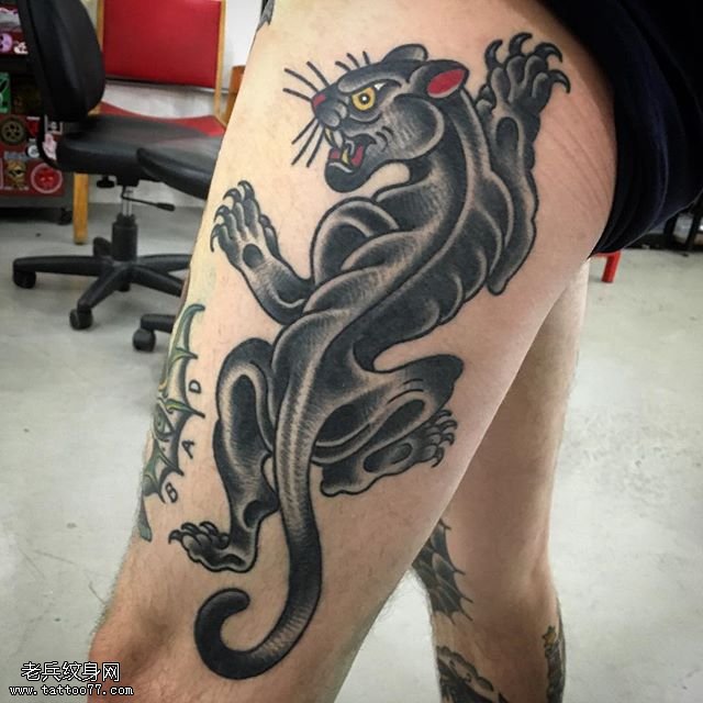 大腿的黑豹纹身图案