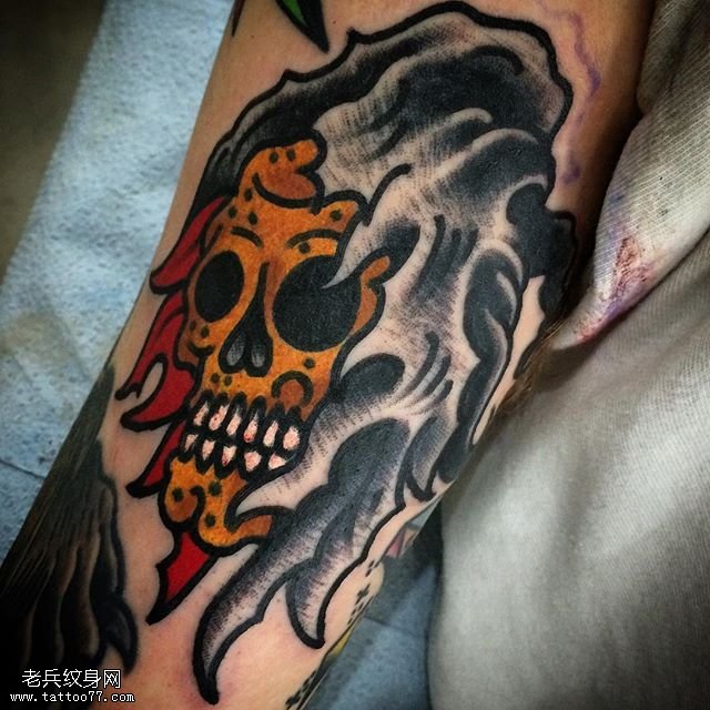 小腿的金骷髅纹身图案