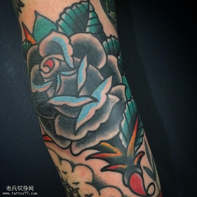 胳膊的玫瑰纹身图案