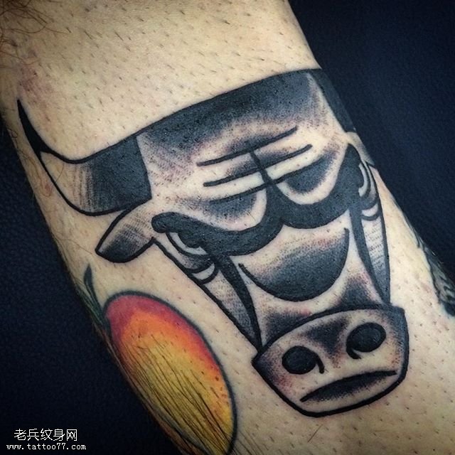 小腿点刺的牛纹身图案
