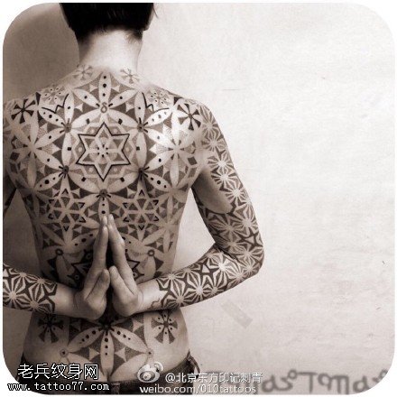 背部的梵花纹身图案