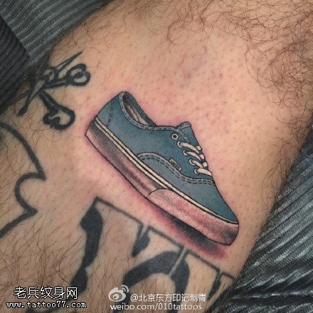 小腿上的板鞋纹身图案
