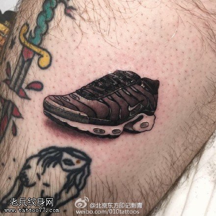 腿部的运动鞋纹身图案