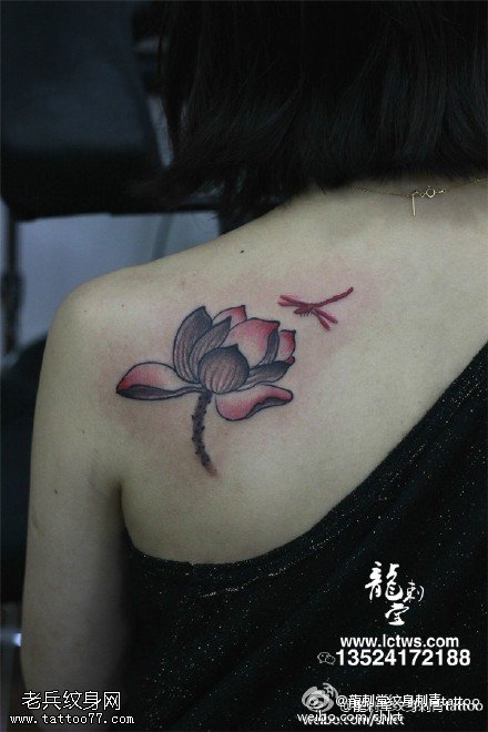 肩部莲花蜻蜓纹身图案