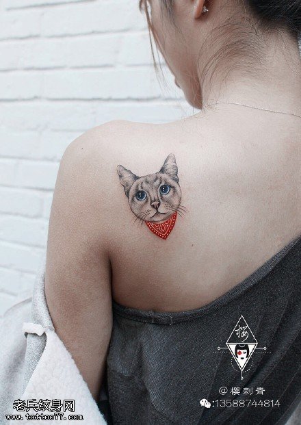 肩部的小猫咪纹身图案