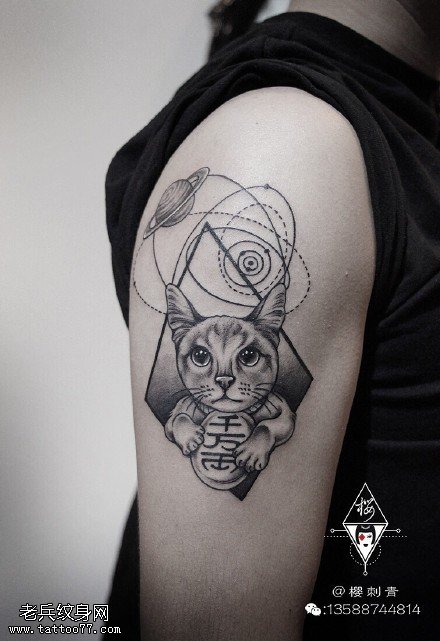 肩部星系猫咪纹身图案