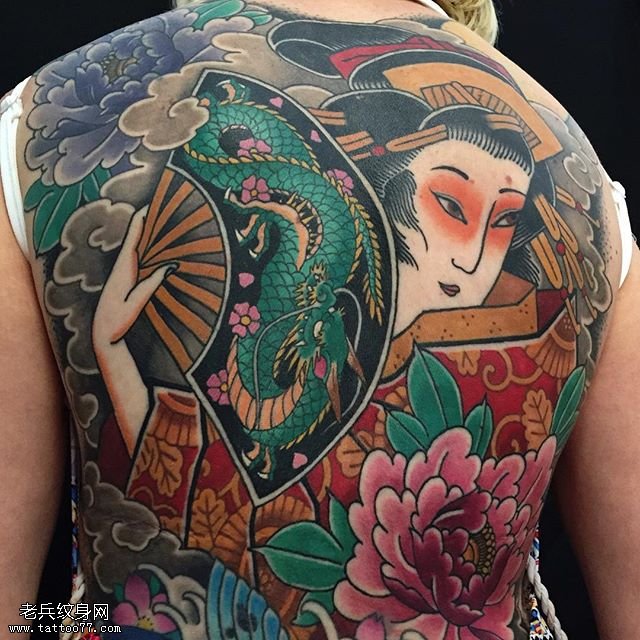 背部的艺妓龙图腾纹身图案