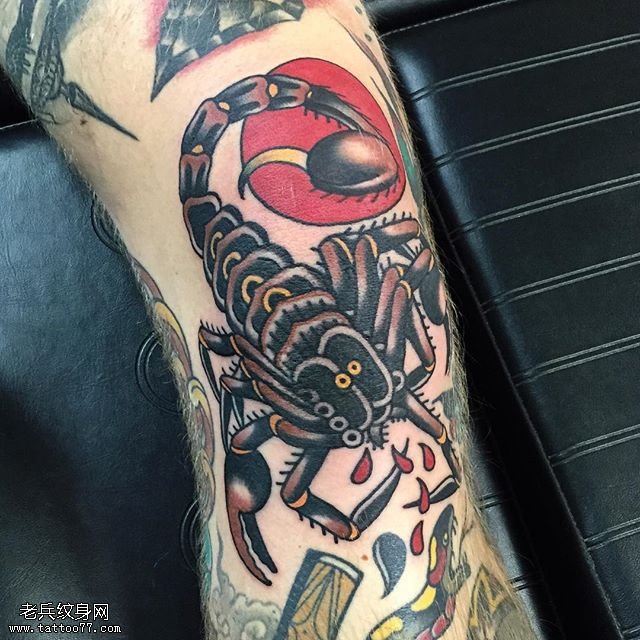 大腿的蝎子纹身图案