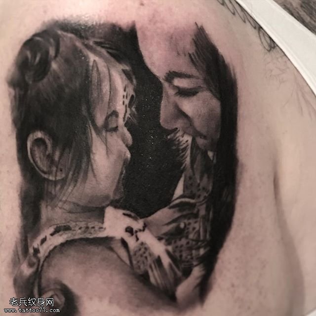 肩部娘俩肖像纹身图案