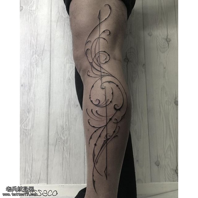 腿部的点刺图腾纹身图案