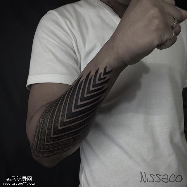 手臂的图腾纹身图案